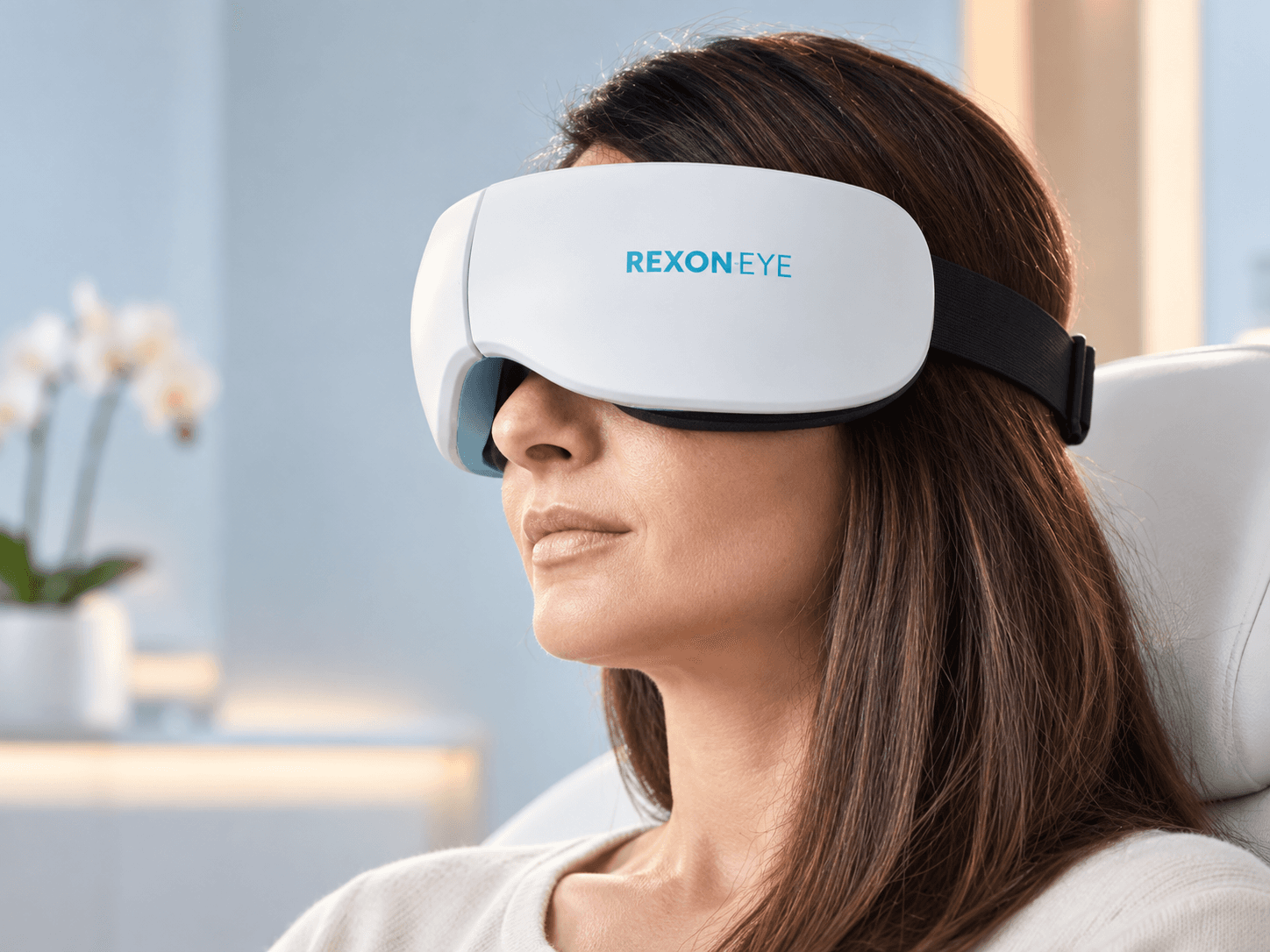Patient som behandlas med REXON-Eye QMR mot torra ögon hos X-Vision
