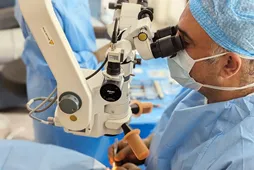ögonläkare-khash-opererar